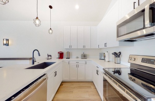 Bozeman House | Quaint country home with mountain view, fireplace, balcony, & washer/dryer