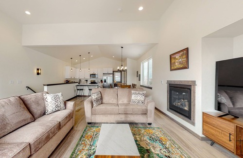 Bozeman House | Quaint country home with mountain view, fireplace, balcony, & washer/dryer