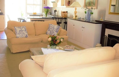 Franschhoek Cottage | Quaint family home close to Tram terminal