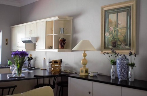 Franschhoek Cottage | Quaint family home close to Tram terminal