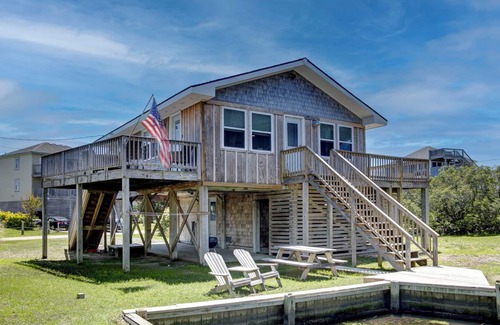 Avon Cottage | Quaint Waterfront Cottage. Quick walk to the beach