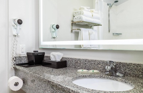 Winnipeg Hotel | Quality Inn and Suites Winnipeg