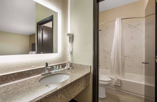 Commerce Hotel | Quality Inn Commerce at I-85