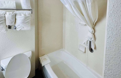 Danville Hotel | Quality Inn Danville - University Area