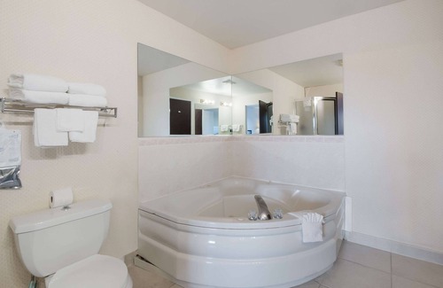Guide Meridian Hotel | Quality Inn Grand Suites Bellingham