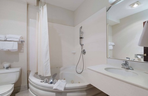 Guide Meridian Hotel | Quality Inn Grand Suites Bellingham