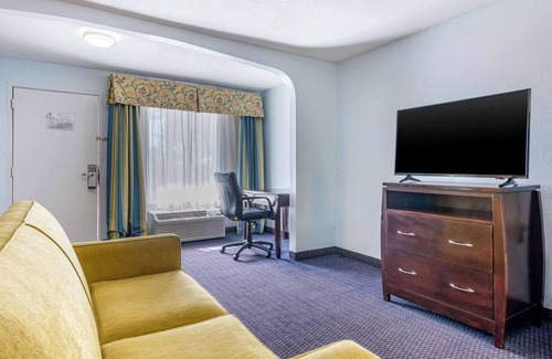 Indian Beach Sapphire Shores Hotel | Quality Inn Sarasota North Near Lido Key Beach