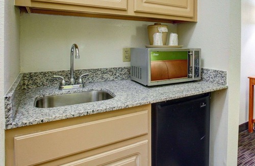 Del Valle Hotel | Quality Inn & Suites Airport