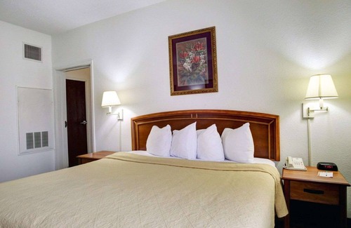 Del Valle Hotel | Quality Inn & Suites Airport