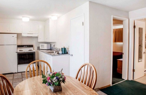 West Hills Hotel | Quality Inn & Suites Bremerton near Naval Shipyard