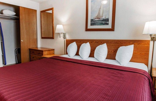 West Hills Hotel | Quality Inn & Suites Bremerton near Naval Shipyard