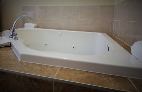 Hawkesbury Hotel | Quality Inn & Suites