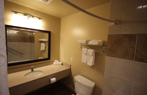 Hawkesbury Hotel | Quality Inn & Suites