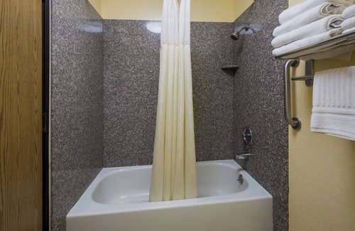 Medford Hotel | Quality Inn & Suites Medford Airport