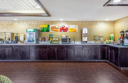 Warner Robins Hotel | Quality Inn & Suites near Robins Air Force Base