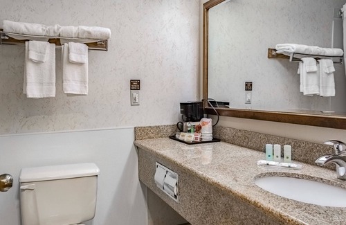 Salmon Creek Hotel | Quality Inn & Suites Vancouver North