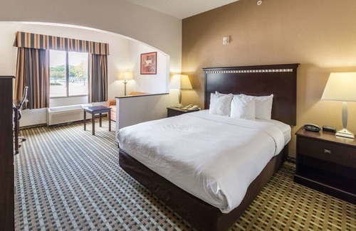 Burleson Hotel | Quality Suites Burleson - Ft. Worth