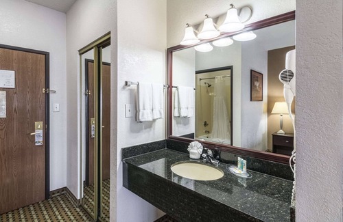 Burleson Hotel | Quality Suites Burleson - Ft. Worth