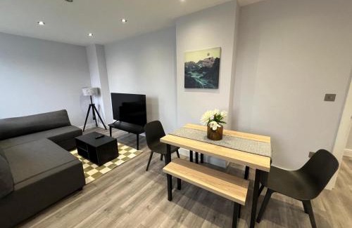 Abingdon Apartment | Queen Apartment - En-Suites - High Spec- 7 Guests