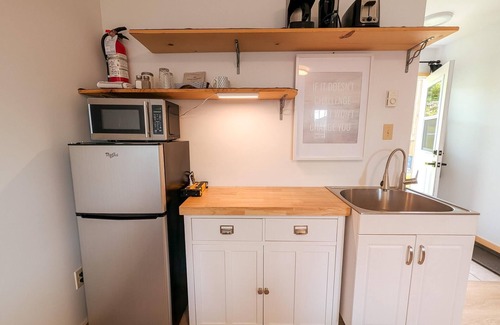 Ucluelet Hotel | Queen Studio Cottage/Kitchenette/Deck/Sauna & Cold-Plunge/Little Beach