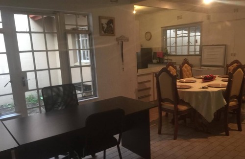 White River Cottage | Quiet 3 Bed 2 Bath Country Cottage in the centre of town White River