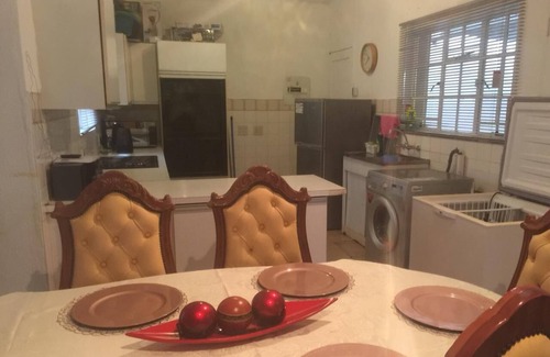 White River Cottage | Quiet 3 Bed 2 Bath Country Cottage in the centre of town White River