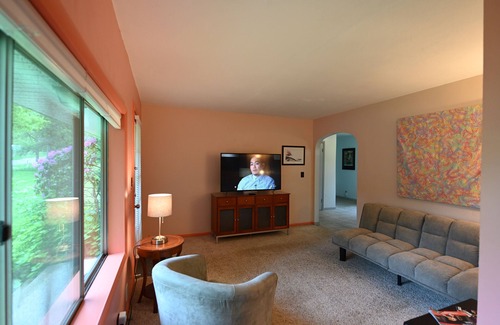 East Lansing House | Quiet 5 bedroom house on 3 acres plus woods, 5 min from MSU campus, easy access.