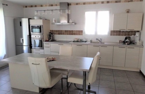 11th Arrondissement House | Quiet, contemporary villa with large terrace at the foot of the hills.
