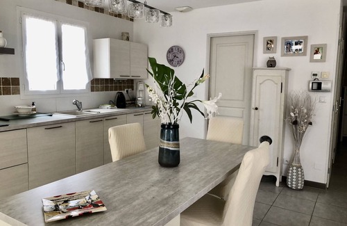 11th Arrondissement House | Quiet, contemporary villa with large terrace at the foot of the hills.