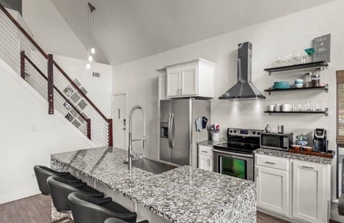 Leisure Land House | Quiet lakefront cottage a perfect oasis for relaxing with family and friends
