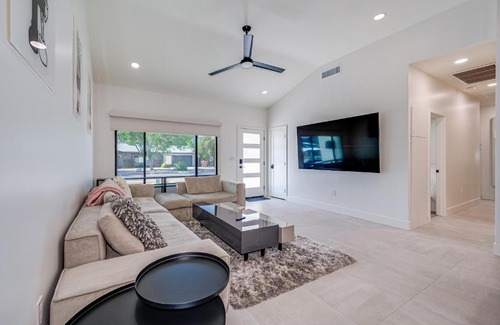 Juanita Y Olmo Frontier Place Villa | Quiet Modern Estate w/ Guest Home & Heated Pool: Scottsdale