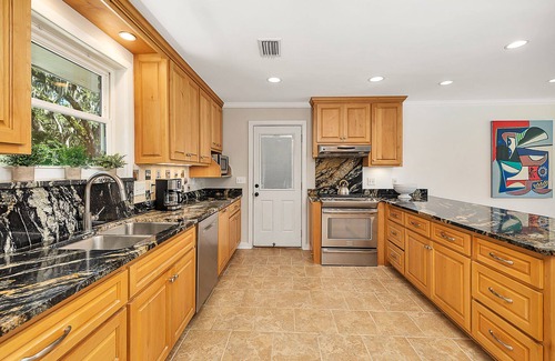 Saint Simons Heights House | Quiet Neighborhood Family Retreat | Marsh Views | Access to Community Pool