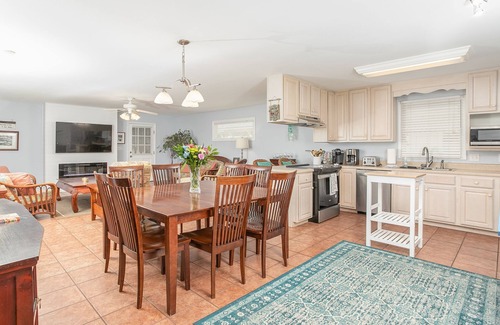Orange Beach House | Quiet Neighborhood, 3 bedrooms, Equipped kitchen, Pet Friendly