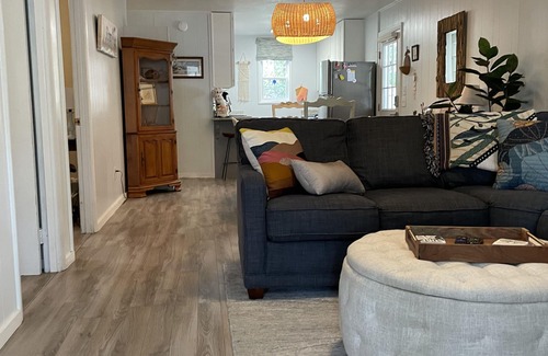 Tranquil Harbour Cottage | Quiet, Quaint, and Close to the Beach!