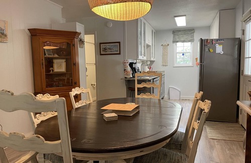 Tranquil Harbour Cottage | Quiet, Quaint, and Close to the Beach!