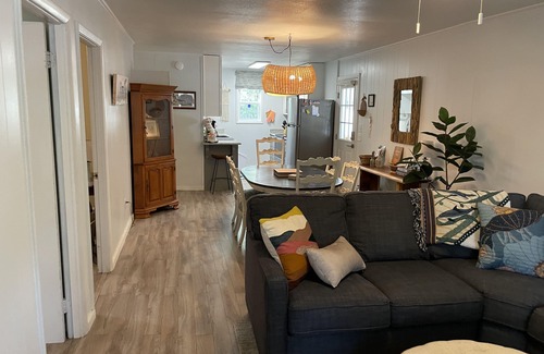 Tranquil Harbour Cottage | Quiet, Quaint, and Close to the Beach!