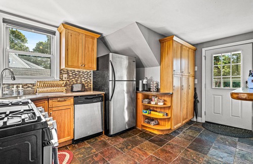 Quincy Apartment | Quincy Beach Home Next to Boston & T, Free Parking