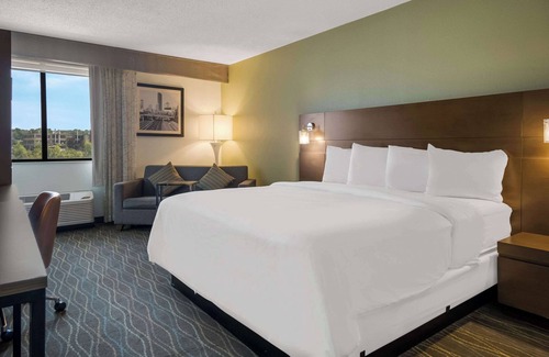 Grand Rapids Hotel | Radisson Hotel Grand Rapids Riverfront
