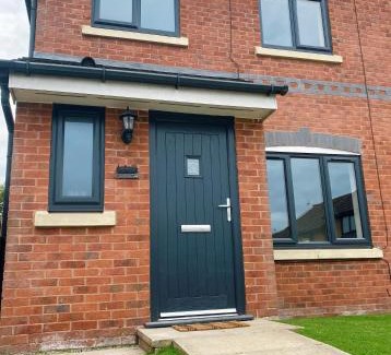 Warrington House | Railway House - Central Warrington - Sleeps 6