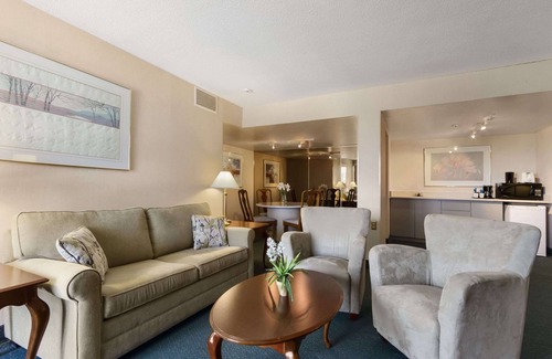 Belleville Hotel | Ramada by Wyndham Belleville Harbourview Conference Centre