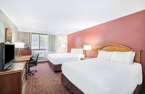 Grand Forks Hotel | Ramada by Wyndham Grand Forks