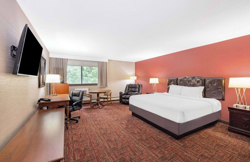 Grand Forks Hotel | Ramada by Wyndham Grand Forks