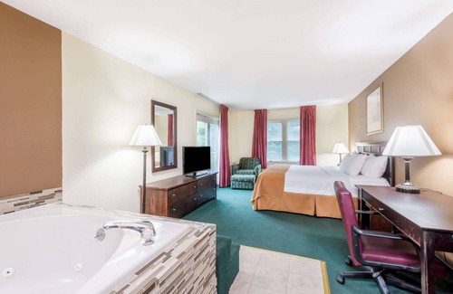 Groton Hotel | Ramada by Wyndham Groton/Mystic