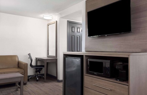 Medford Hotel | Ramada by Wyndham Medford Airport North