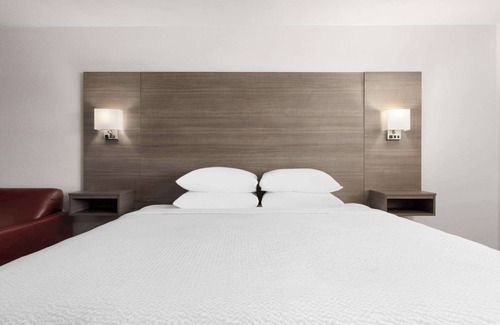 Medford Hotel | Ramada by Wyndham Medford Airport North