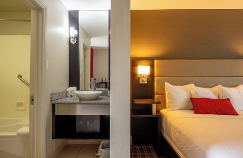 Ottawa Division Hotel | Ramada by Wyndham Ottawa On The Rideau