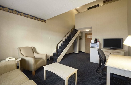 Trenton Hotel | Ramada by Wyndham Trenton