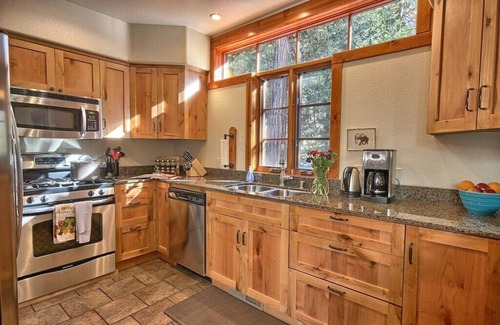 Yosemite West House | Rare 2 King Bedrooms, INSIDE Yosemite Gates, No Stairs to Enter
