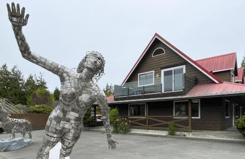 Ucluelet Apartment | Raven Lady #201- Ucluelet Sleeps 6 Pet Friendly