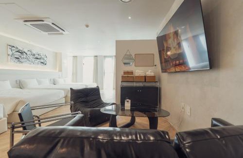 Sogong-dong Apartment | Ravenna-pickup service 1 minute from deoksugung Palace 5 minutes from cheonggyecheon 10 minutes from namdaemun kids welcome free luggage storage